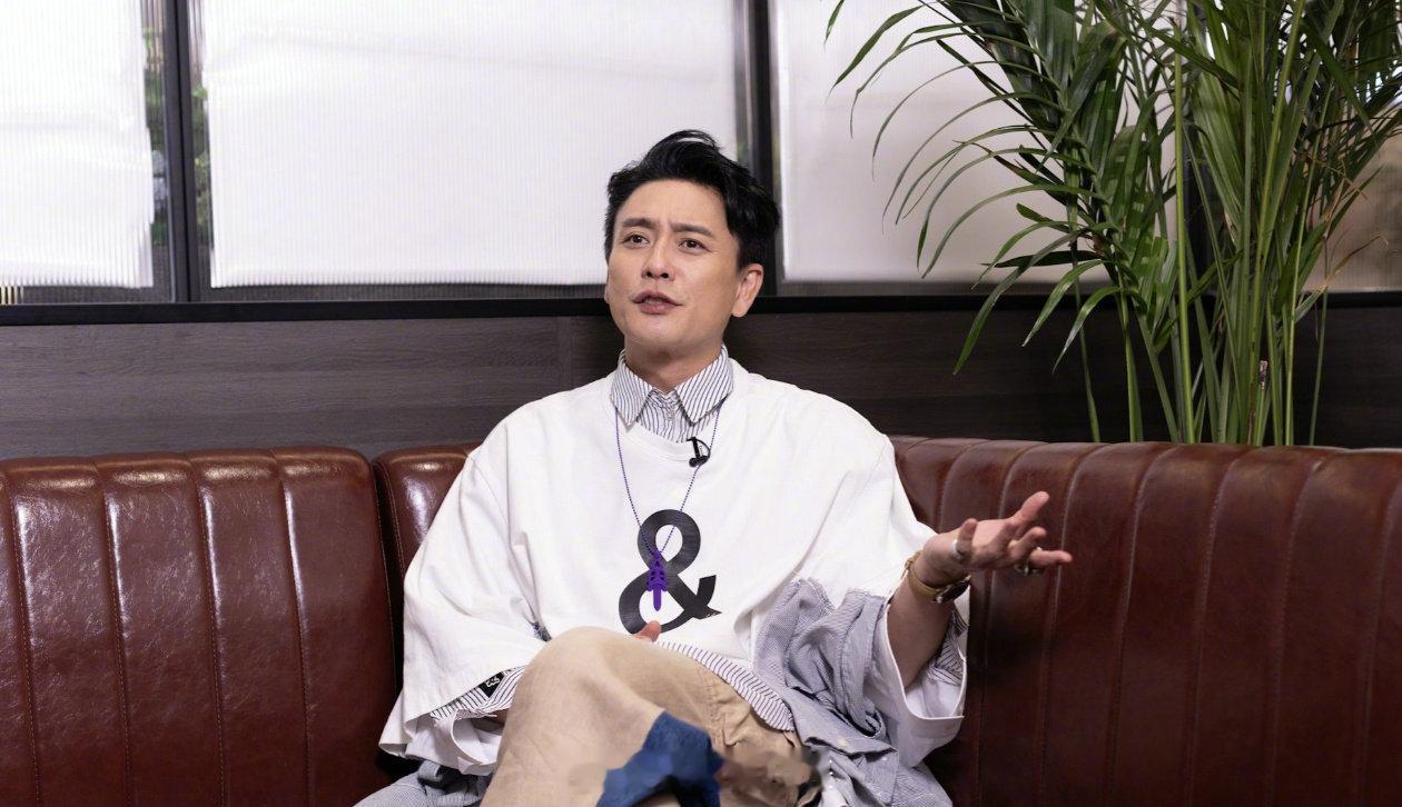 黄宗泽笑称不结婚为了气妈妈 据港媒，黄宗泽日前接受采访，作为孝顺儿子的他，被问到