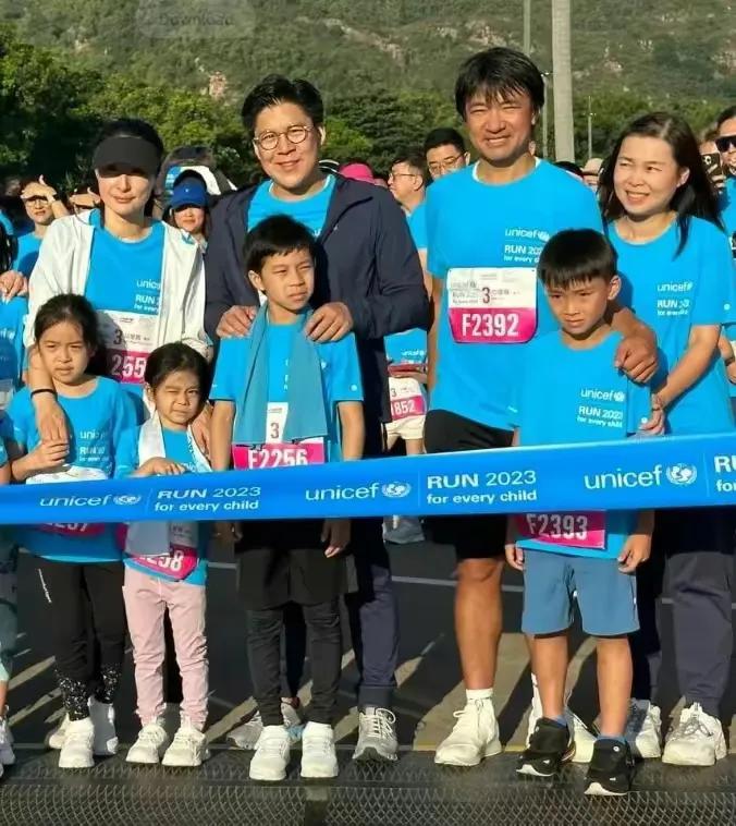 郭晶晶霍启刚带三个孩子参加慈善跑，一家五口公开亮相好有爱，阳光下的郭晶晶皮肤好白