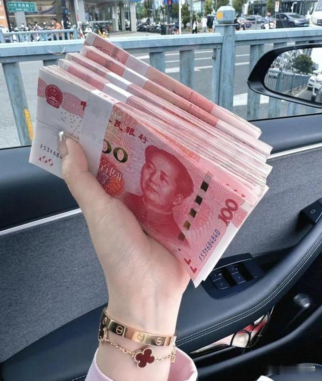 邻居老李头算是活明白了，两口子每月的退休金加起来差不多一万，一年下来除自己花销个
