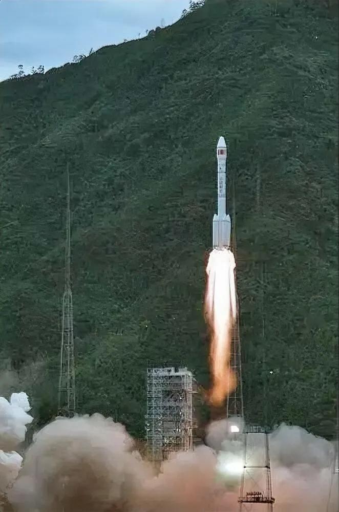1992 年 8 月 14 日，中国在西昌卫星发射中心成功发射了‌长征二号 E 