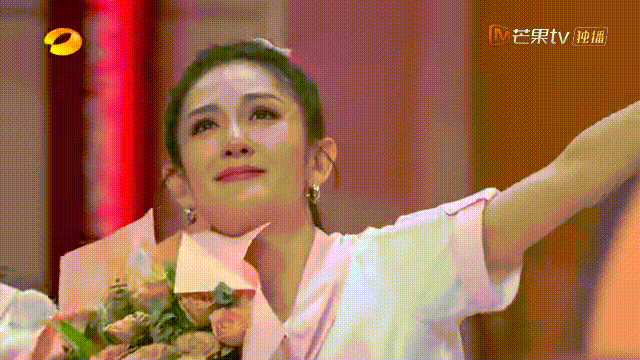 谢娜，当场痛哭！

7月15日，谢娜被冲上热搜，因为在舞台上，她突然流泪痛哭，把