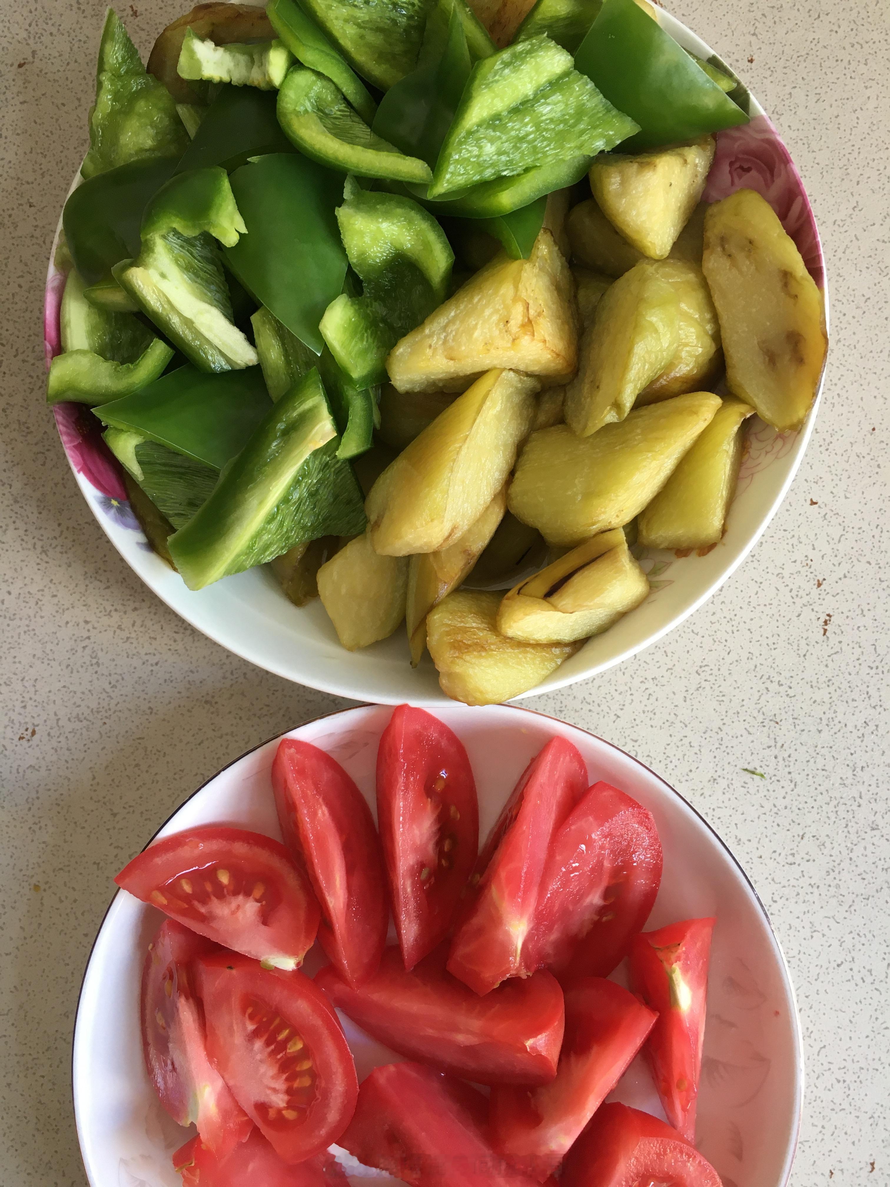 ㅤㅤㅤ今儿午餐，主角儿是大米饭。菜么，红烧茄子，清炒苦瓜，青椒炒腊肠。夏天的午饭