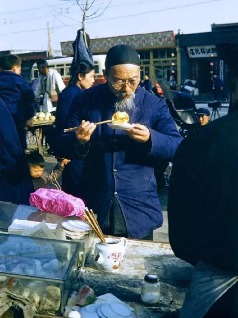 1959年的北京，外来人口比较少，大多是生活在皇城根的“老北京”。他们的饮食习惯