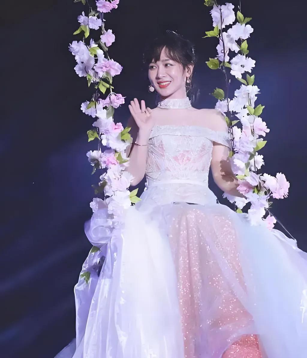 杨紫的秋千，唐嫣的秋千
大家觉得那个更气派呢
#杨紫颜值如何# #杨紫孙怡# #