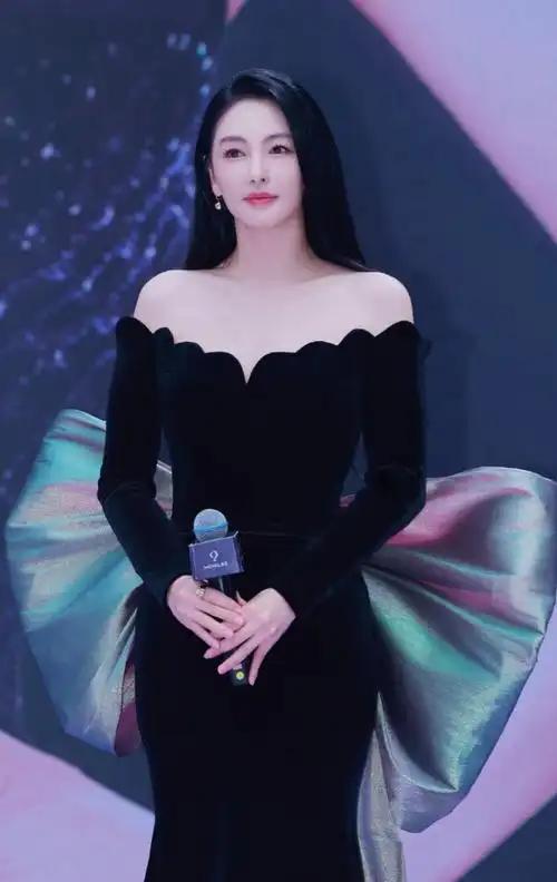 近日，演员张雨绮深陷舆论漩涡，或退出《女子推理社3》（《女推3》）录制一事引发广