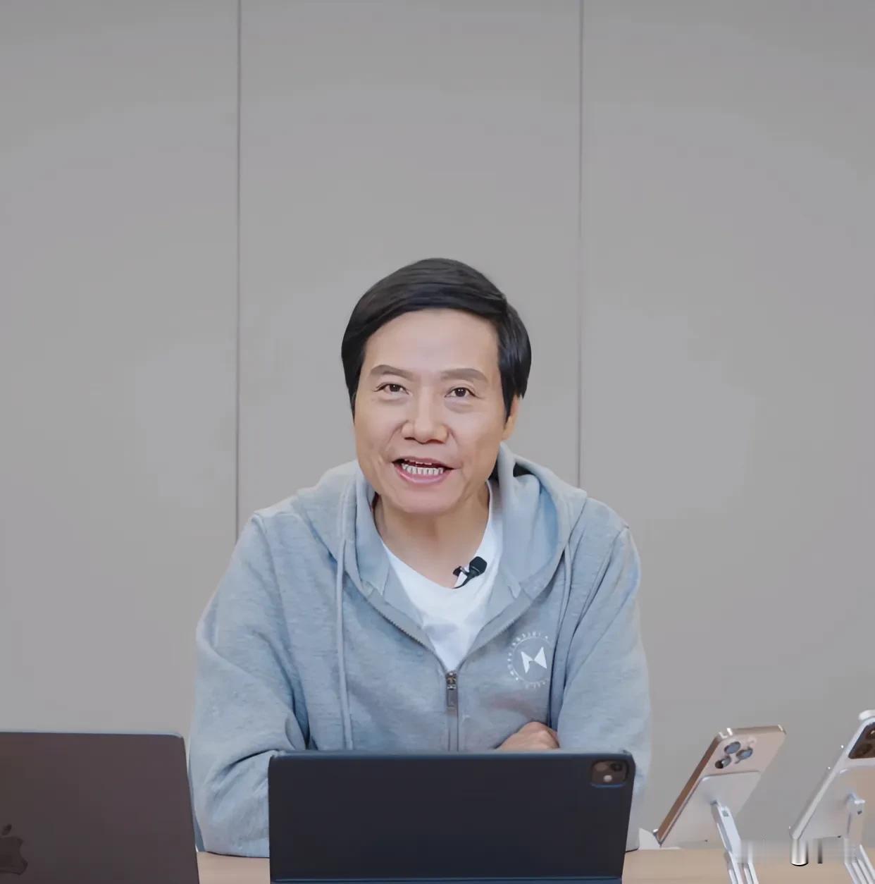 总有人问为什么雷军这么受年轻人喜欢
他的粉丝量已经3300多万了
这在企业家序列