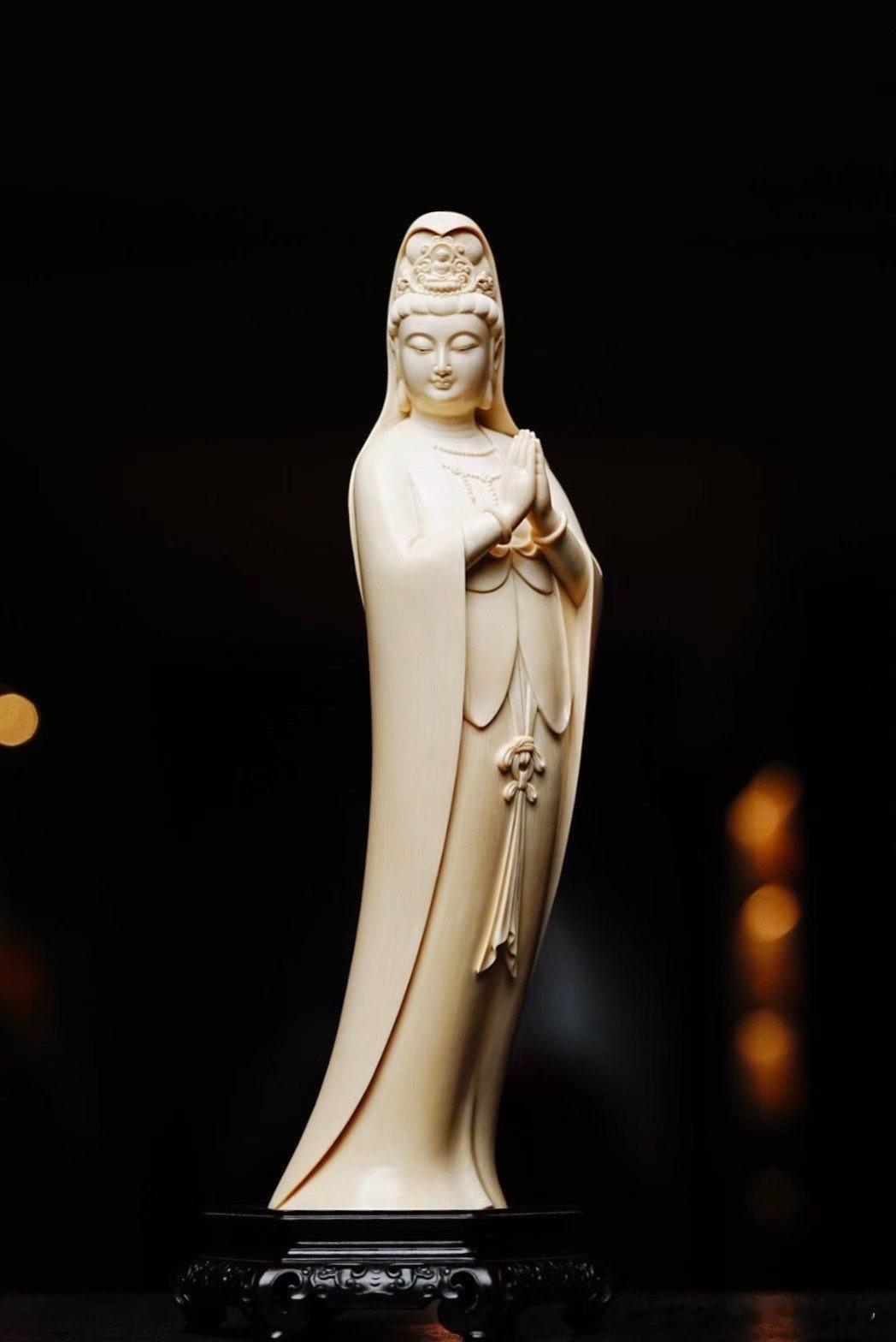 合掌，不只是姿态，更是一份安静。

猛犸材质温润细腻，观音低眉垂目，双掌轻合，衣