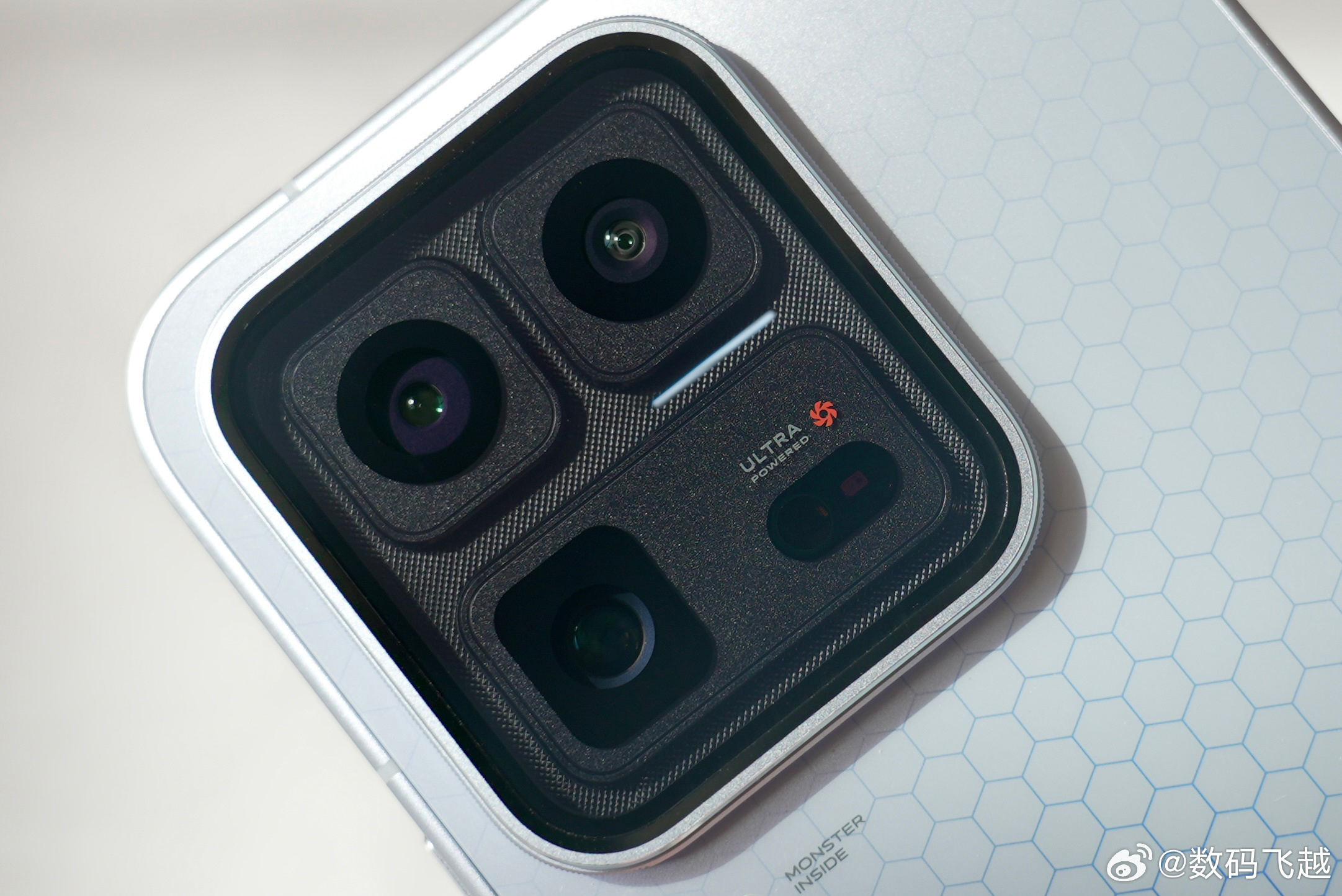 iQOO 15 Ultra的设计真的很有辨识度，蜂巢、风扇、未来舱Deco和闪光