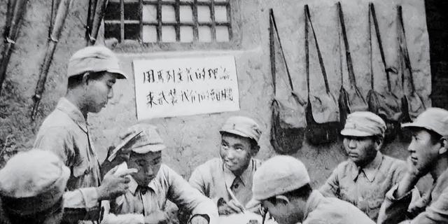 灵宝市法院的车停在了一户破败的门前，几个干部模样的人敲开门，村民以为又是来催债的