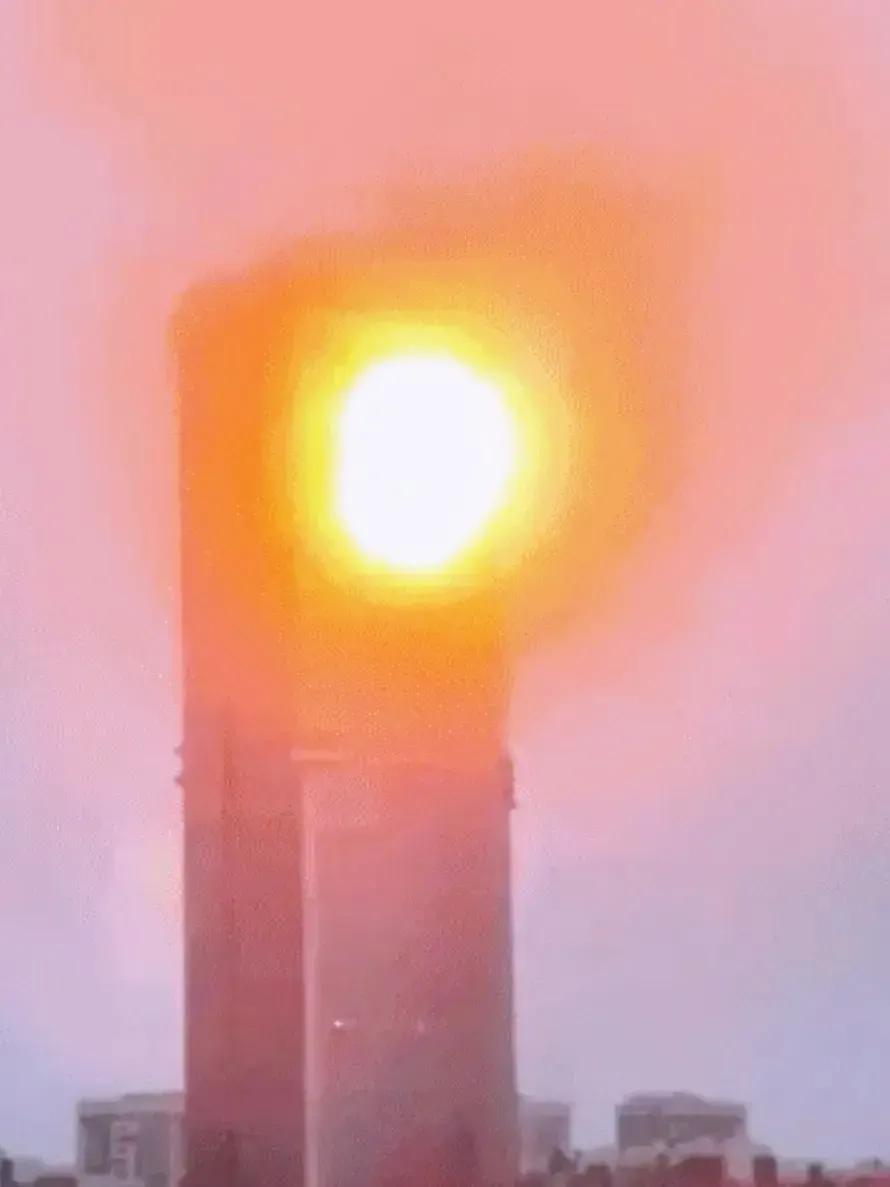 现在我觉得乌克兰越来越牛了。不但炸毁俄罗斯境内的机场、炼油厂、桥梁、弹药库，而且