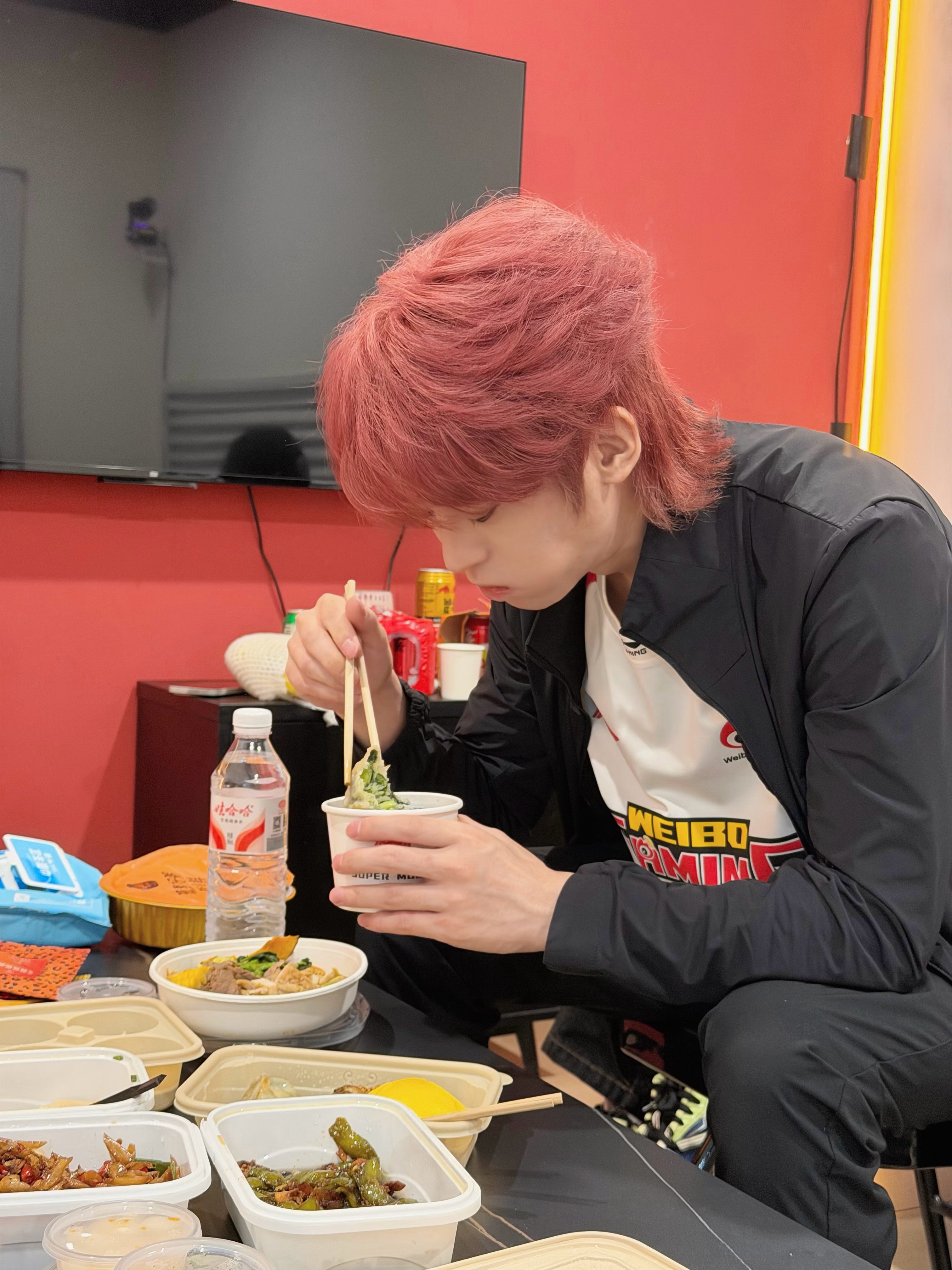 小w食堂⚡行不止步 枪鸣四海 开饭啦！今天也吃得很健康哟🥗微博俱乐部WBG和平