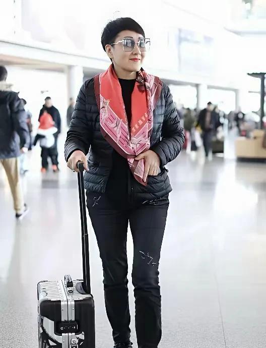 说句得罪人的大实话：
很多上了岁数的姐姐，
不是输给了脸上的皱纹，而是输给了那一