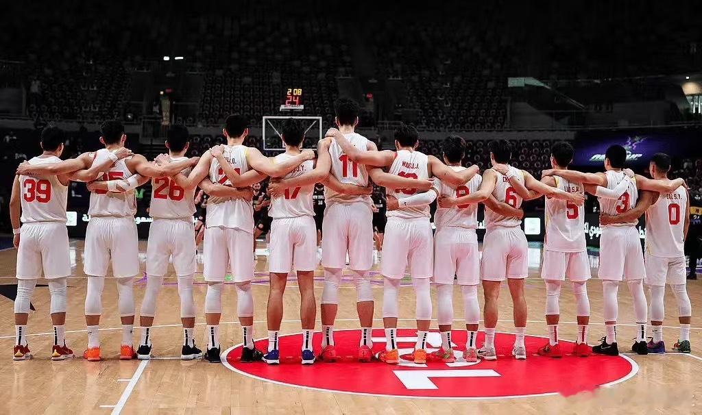 89-90，终场哨响的那一刻，胡明轩借雷蒙无球掩护跑至接到对角分球后接球一踉跄，