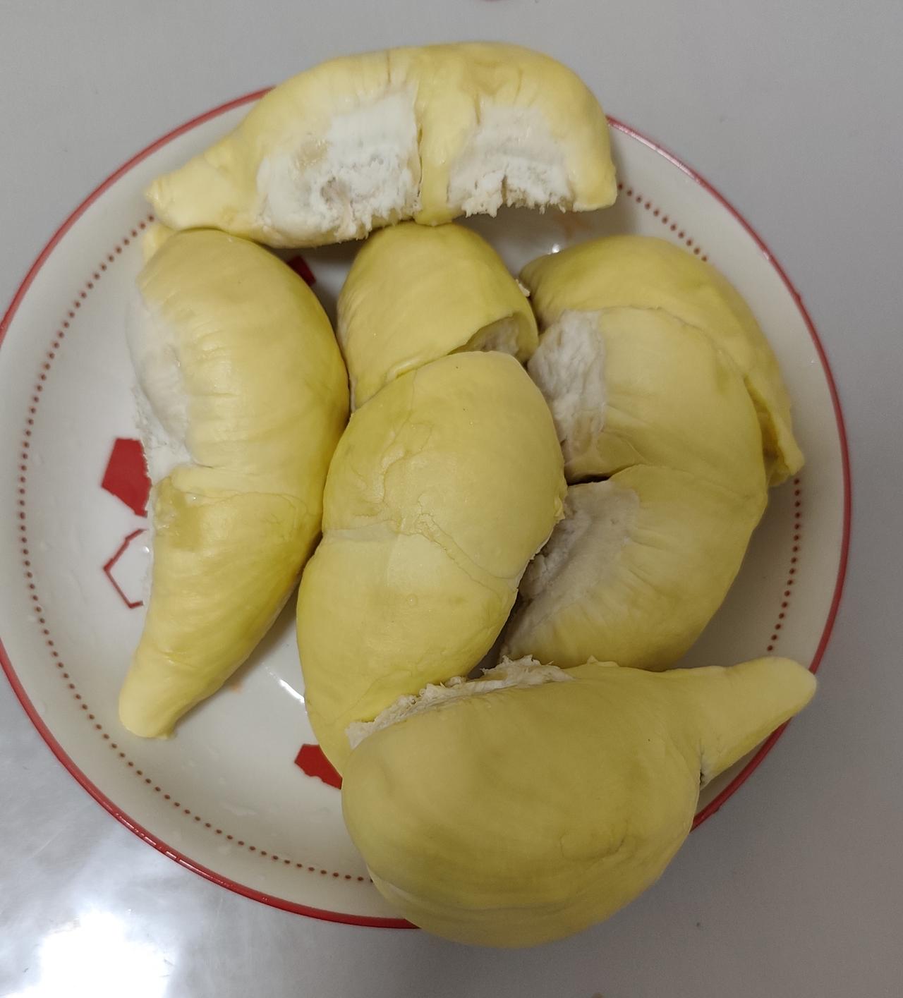 广州黄埔区一间水果店的金枕榴莲28元一斤，买了一个小的榴莲，开出来5个苞，吃了榴