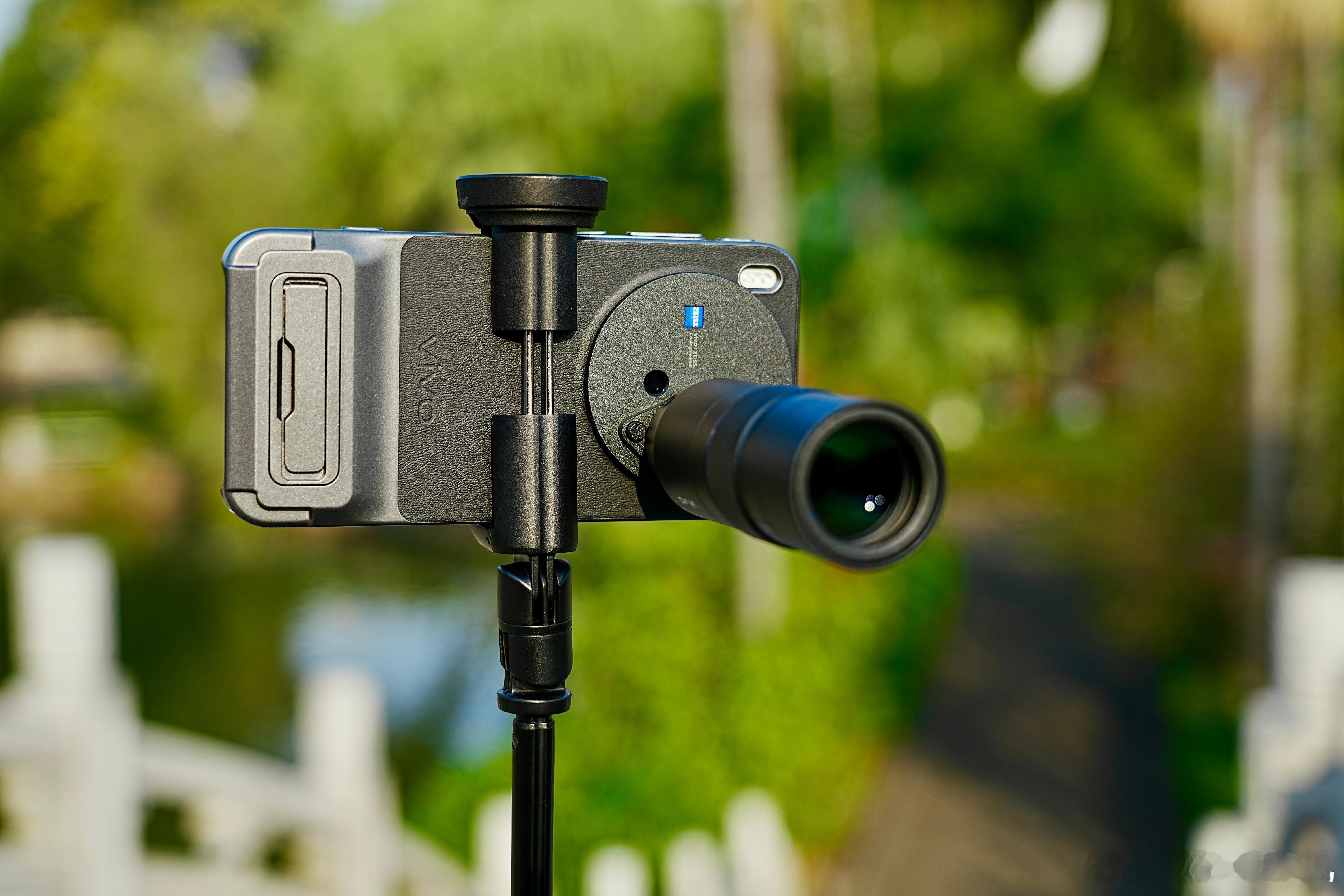 前段时间你们老是在问X300标准版的增距镜套装问题，现在已经上了哈，装上秒变长焦