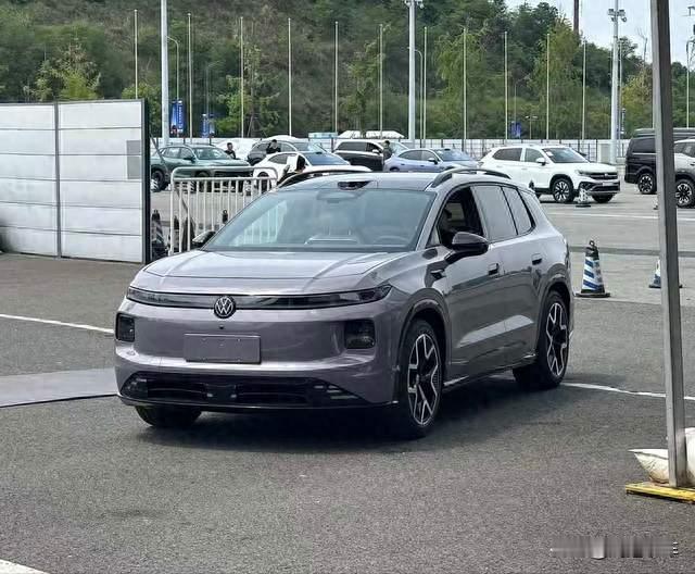 成都车展馆外实拍大众ID.AURA T6，联合小鹏开发、续航660km
