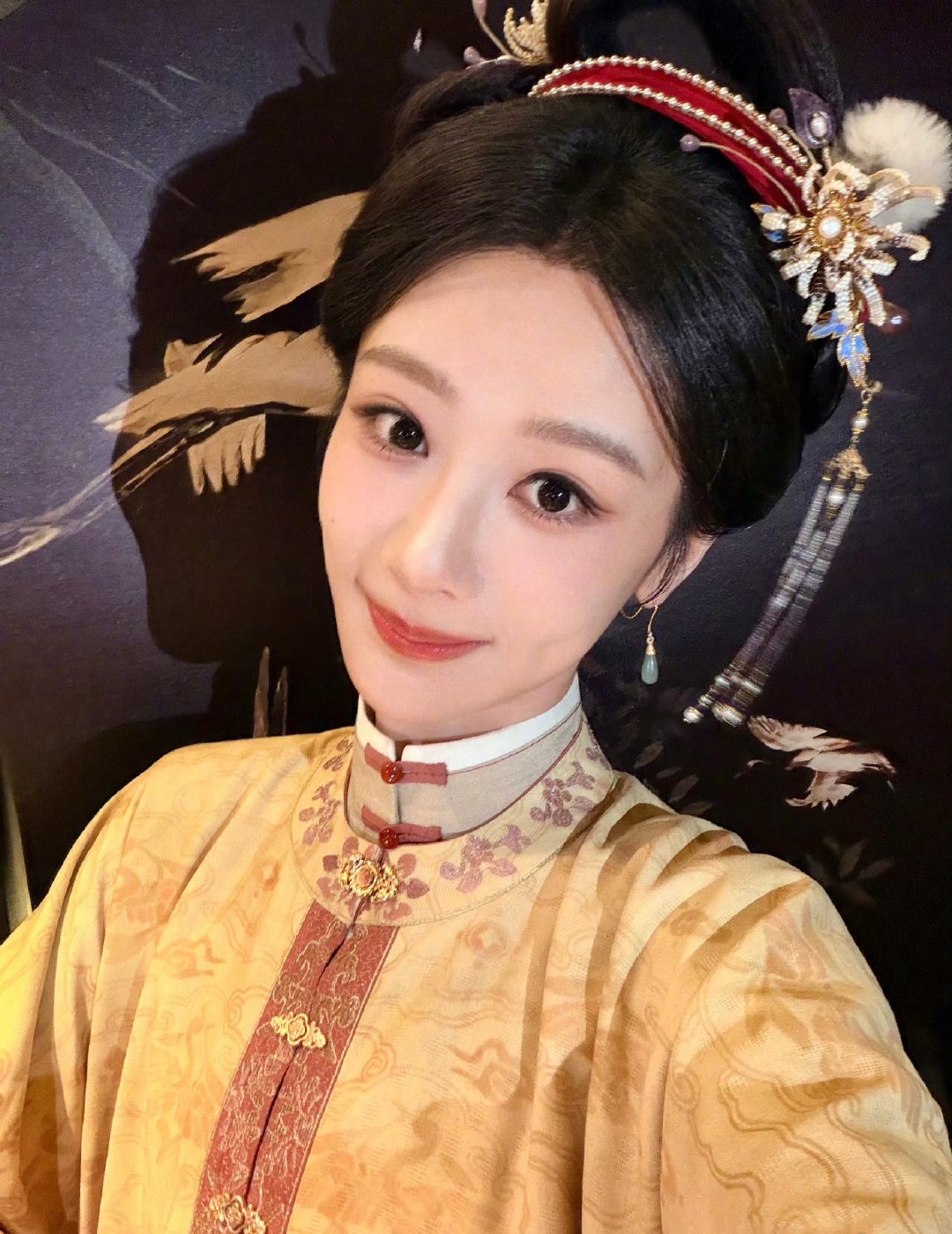 杨紫告别家业入戏时倾心演绎，落幕时好好告别。感谢相遇，不负相伴，期待下一个全新角