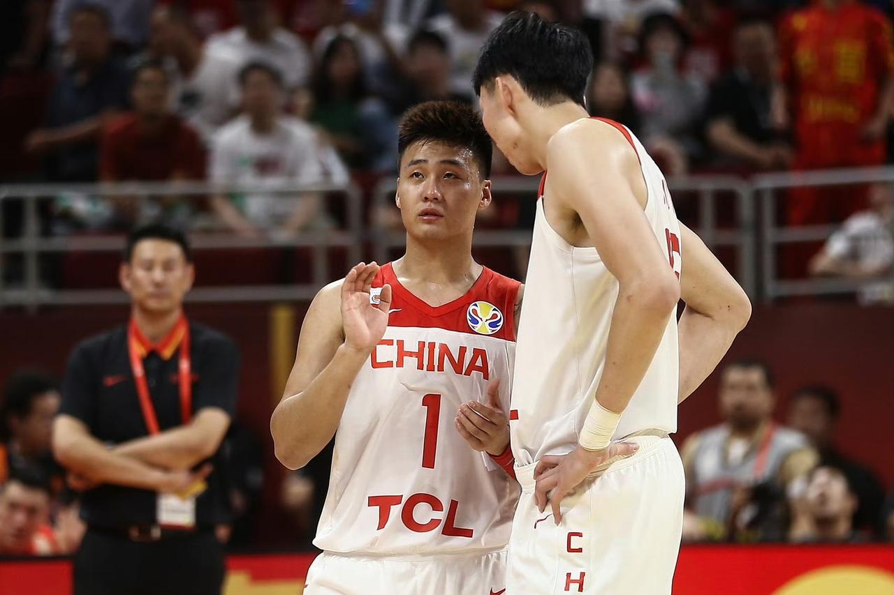 看第一张图片，想起了2019年男篮世界杯，当时那个边线球失误，男一号、男二号和男