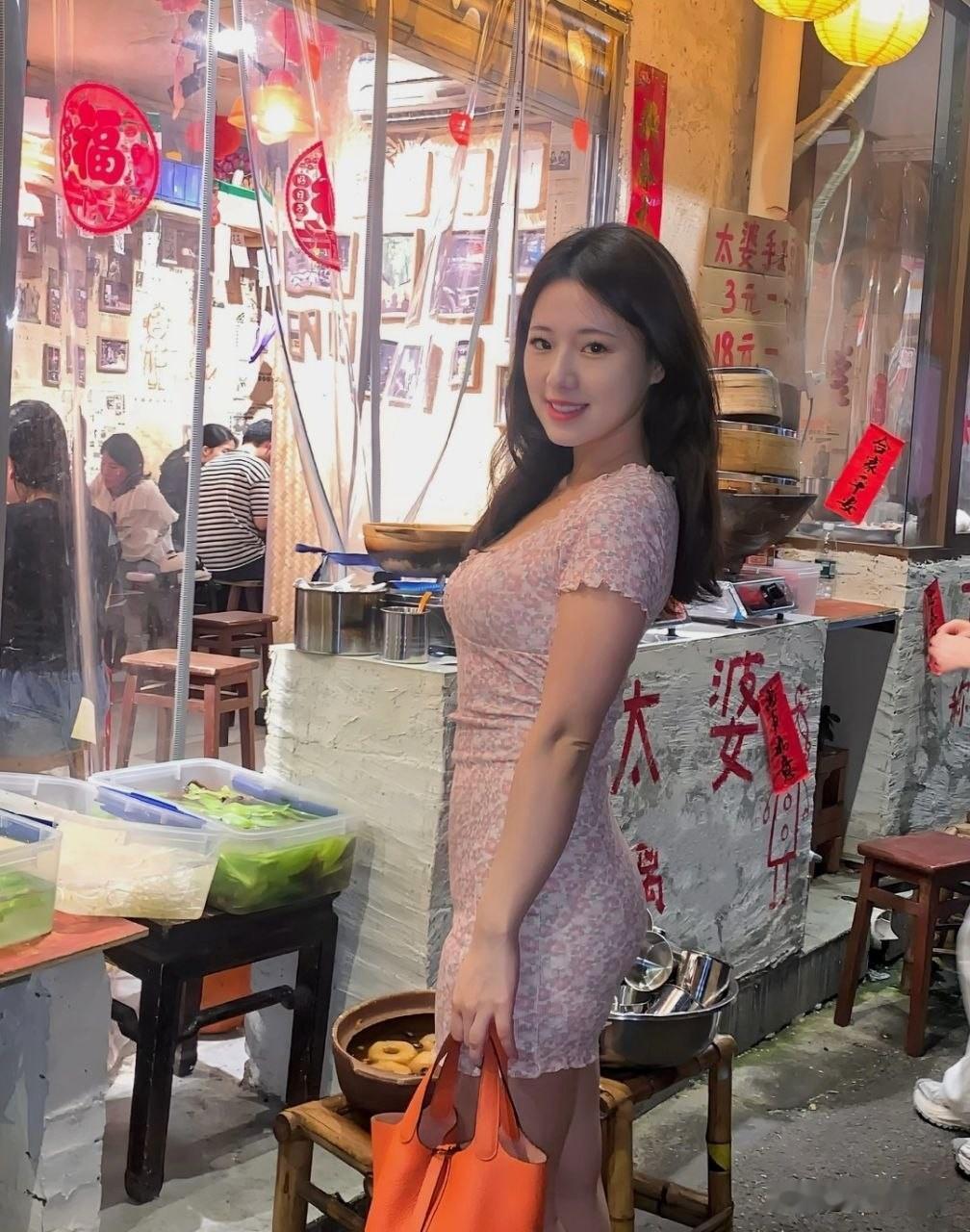 去撸串竟然偶遇邻家校花，这粉色裙子也太显嫩了吧！女生如何穿搭看起来时尚更有品味呢