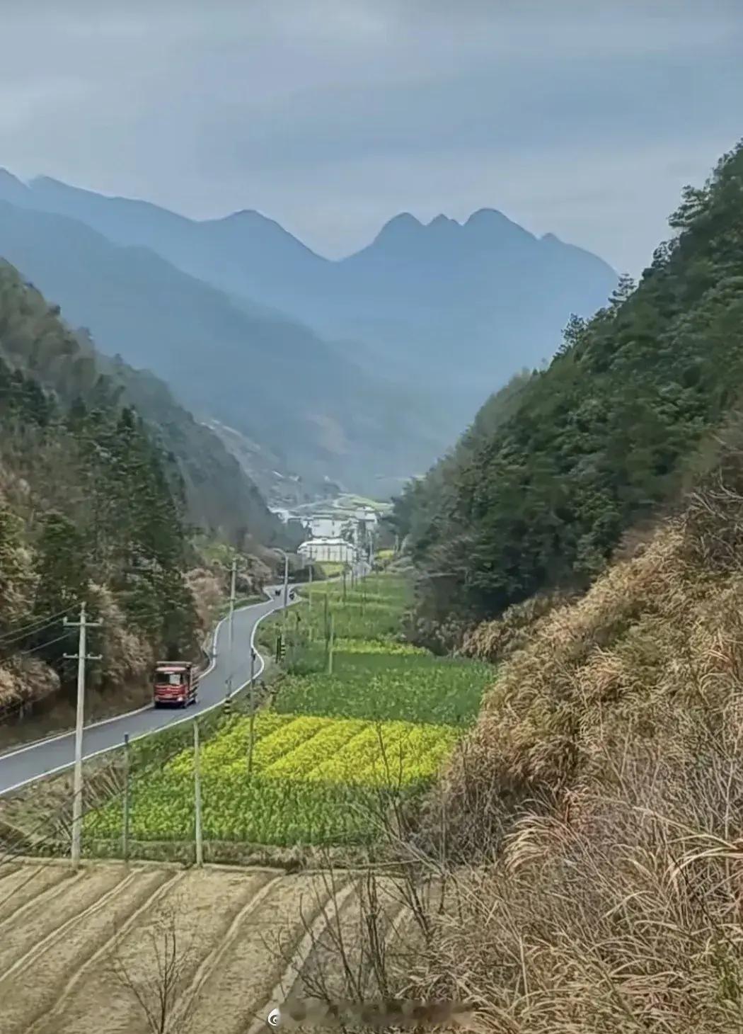 老人家安祥地躺在高高的山巅，静静地守护着人民的福祉！人民心中的红太阳——与日月同