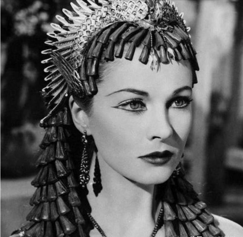 公元前30年，埃及艳后躺在床上，拿出早已准备的毒蛇放在身上，毒蛇缓缓爬上她的手臂