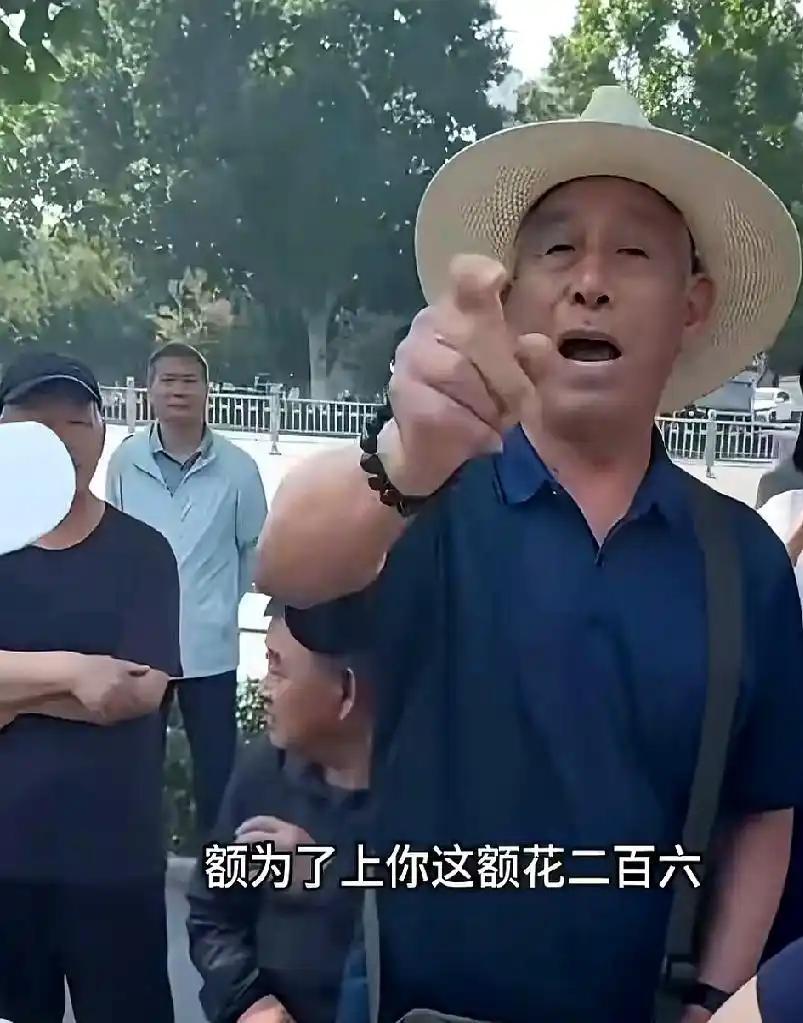 山姆又因为一位大爷火了一把。山东济南，一家山姆会员店的门口。一位大爷想进去逛逛，