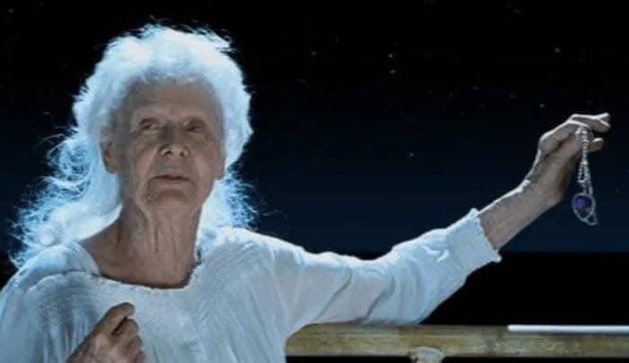 她扔掉的不是项链，是丈夫一生的尊严。
那颗蓝钻放今天，值2.5亿美元。
够买下整