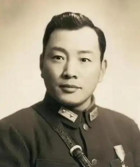 1949年，宋希濂裹着破棉袄混在俘虏堆里装小兵，眼看就要蒙混过关，突然有人啪一个