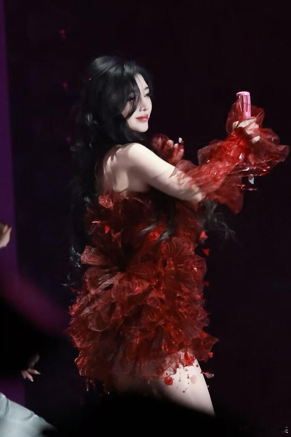 戴燕妮跨年神图有了 舞台上的发光体，每个动作都精准戳心，速