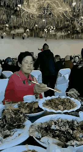 这样的人不适合出来吃饭，太不讲究了，应该一个在家吃饭，愿意咋吃咋吃，别人也眼不见