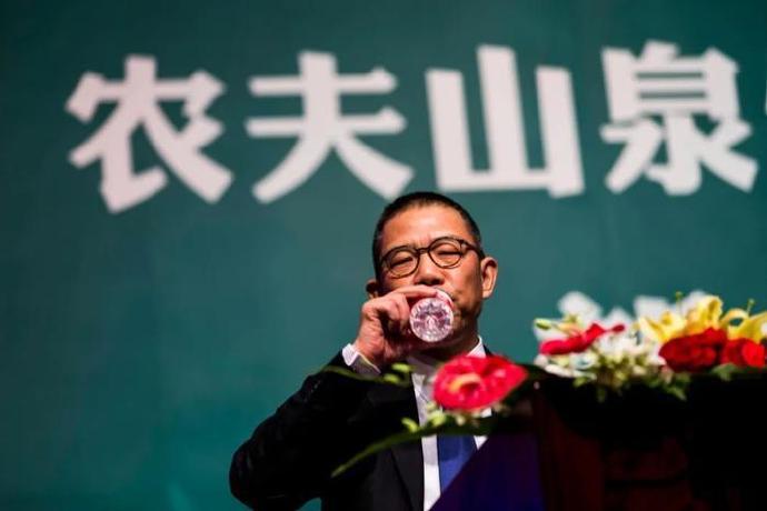 【旧文丨钟睒睒发文悼念宗庆后：我与宗老二三事】宗庆后去世后，农夫山泉钟睒睒曾发文