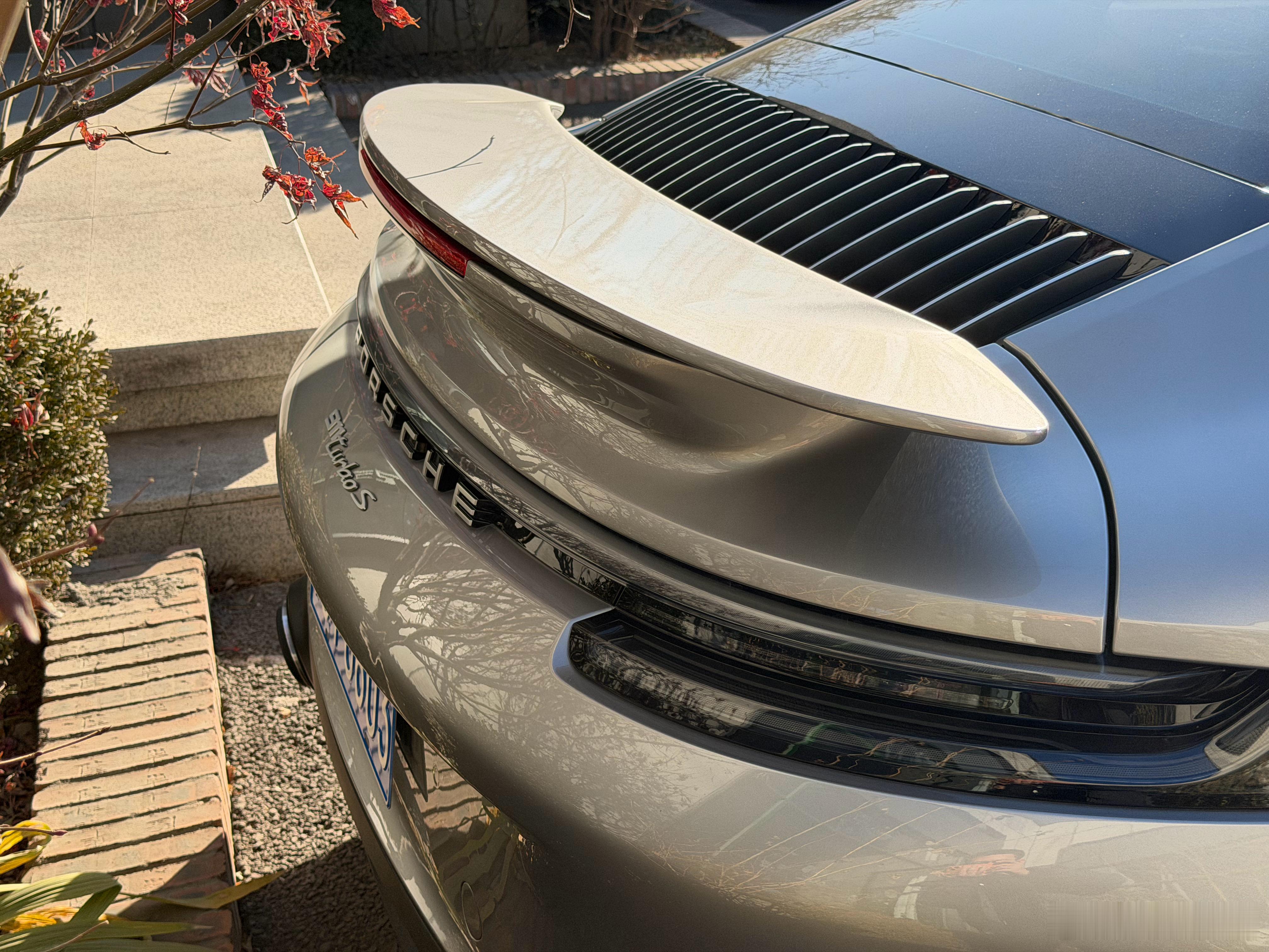 公司园区就离谱全新保时捷911 Turbo S不开玩笑地说，多数人打一辈子工买不