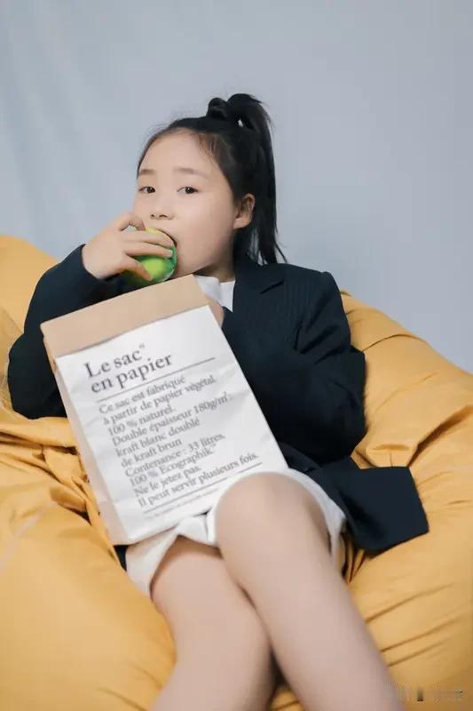 亚运冠军“小孩姐”归来还是高三生 亚运冠军“小孩姐”回来啦，居然还是个高三学生，