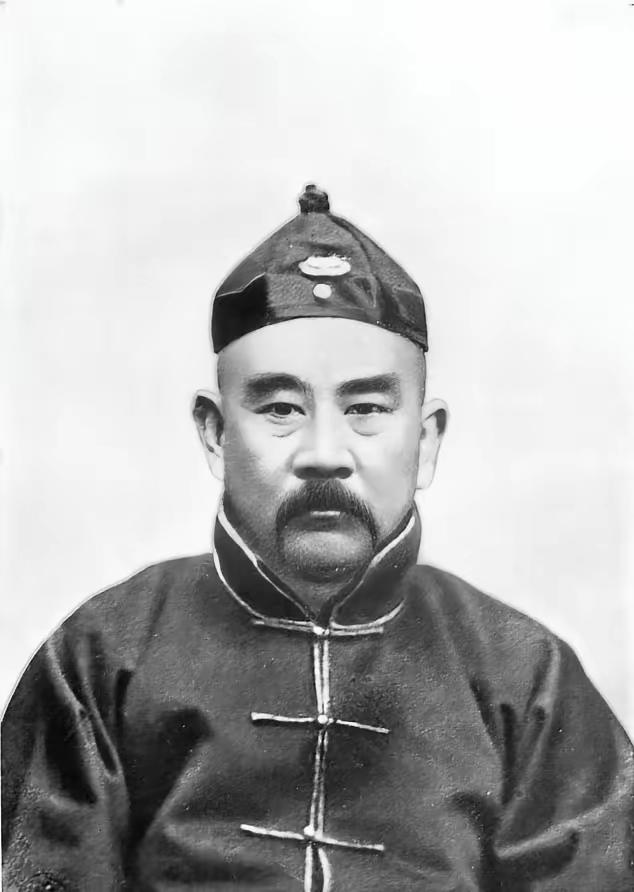 北洋军阀都是三妻四妾，身边女人成群的，其中张勋最为好色，他还有一个怪癖，就是要趴