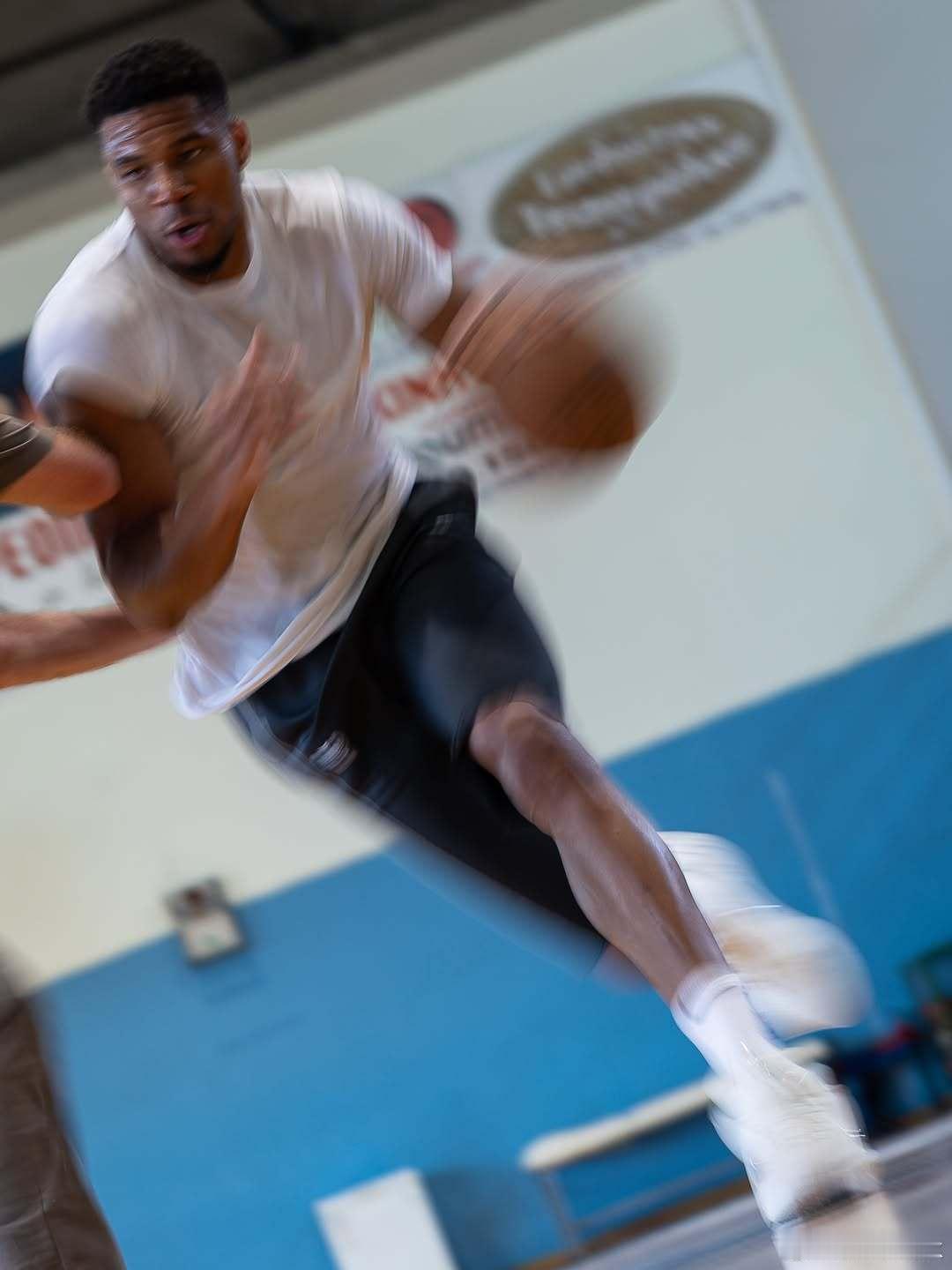 字母哥更新训练照：“Win today 💯💪🏾”这个夏天，他依然保持着极高