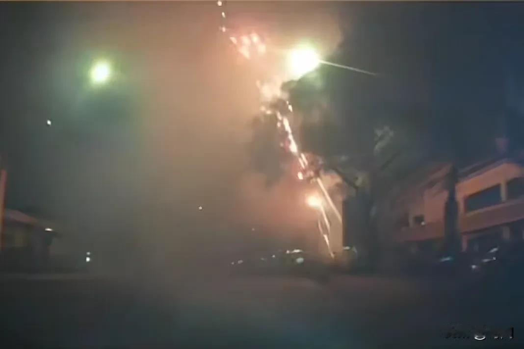 成都首例男子因燃放烟花被拘留，其供述烟花来源的销售者也被传唤一同拘留。事发1月7