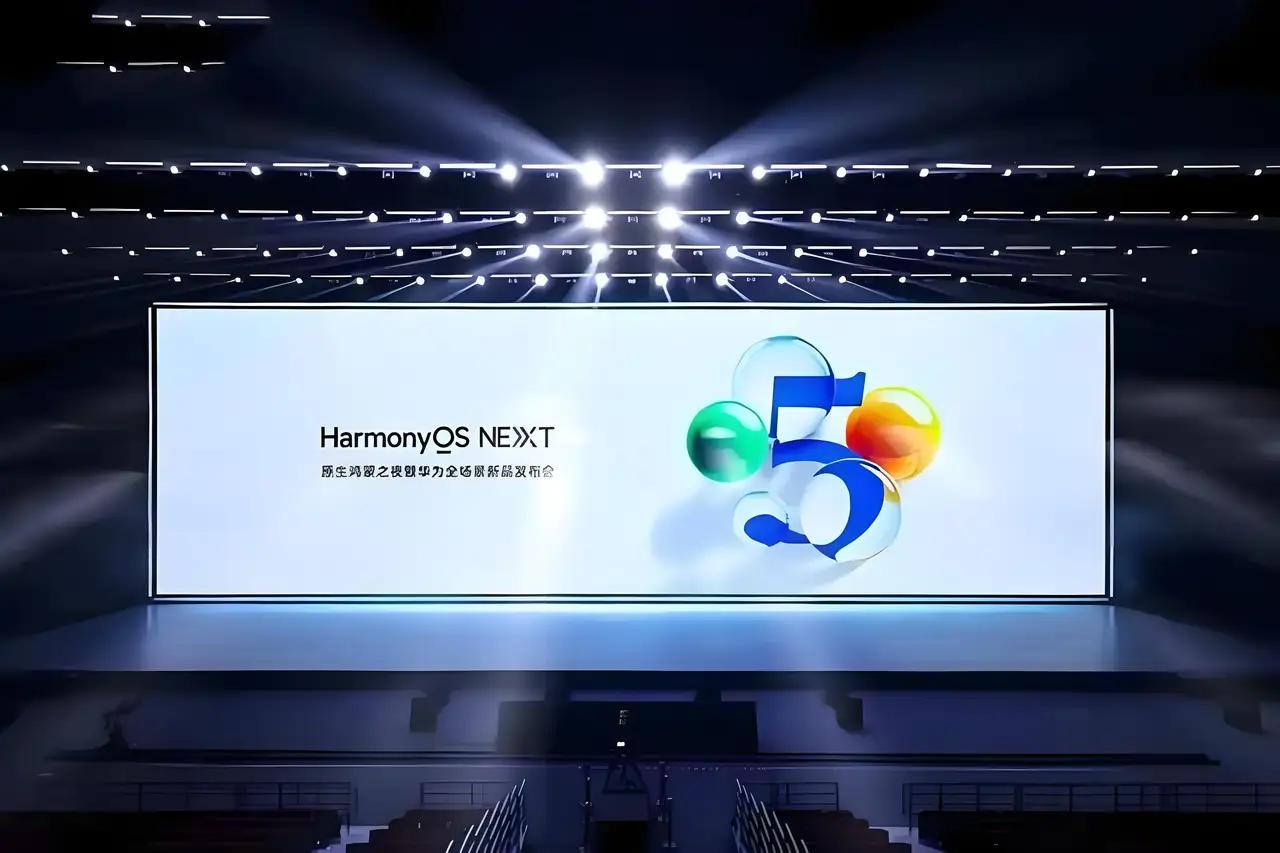 华为鸿蒙的智驾系统A|模型可同时处理图像，语音，文本等多种信息，能像人类驾驶员一