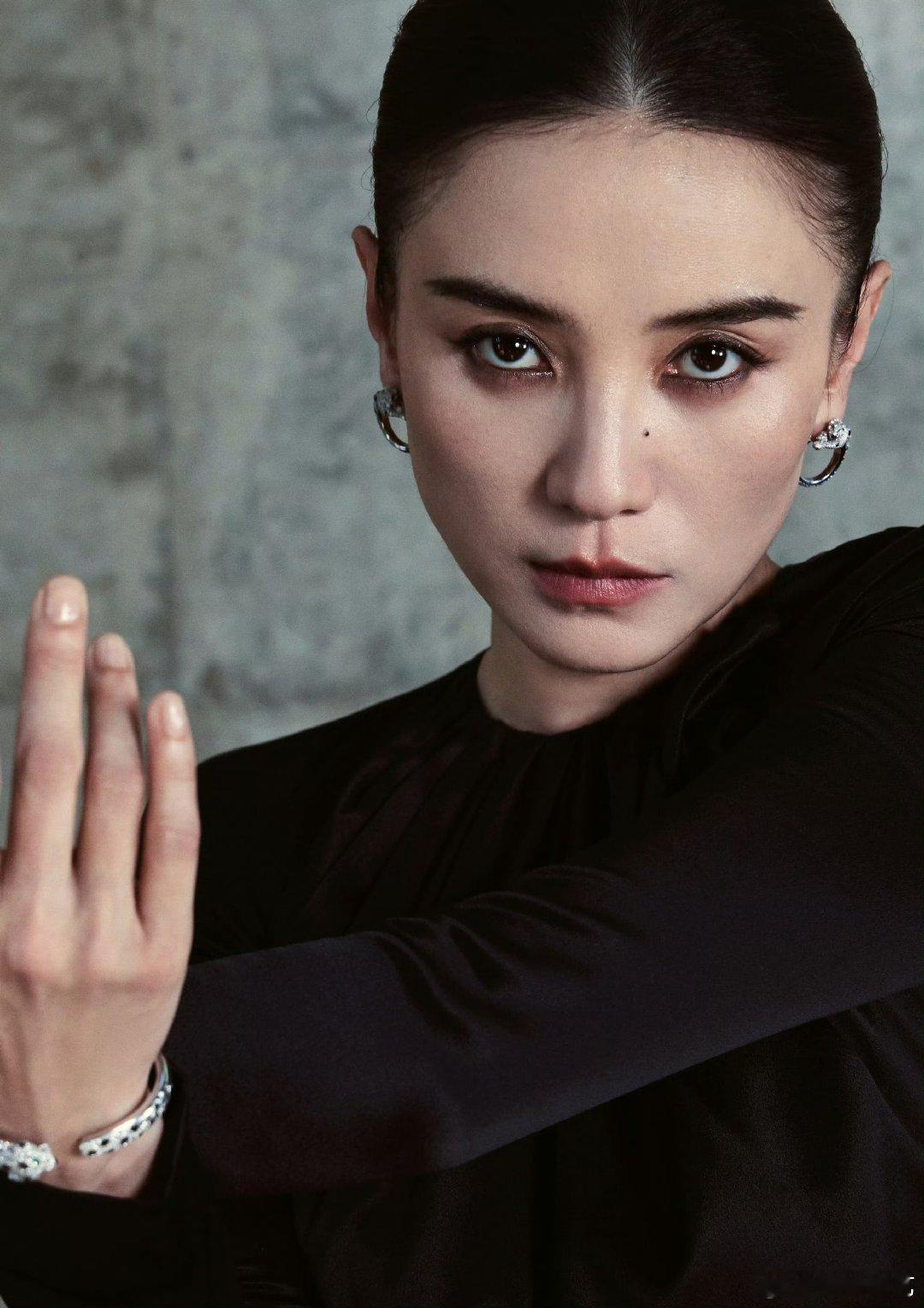 同款战袍见证双封荣耀，金鸡影后叠加白玉兰视后，短发利落、妆容精致，细节复刻的不仅