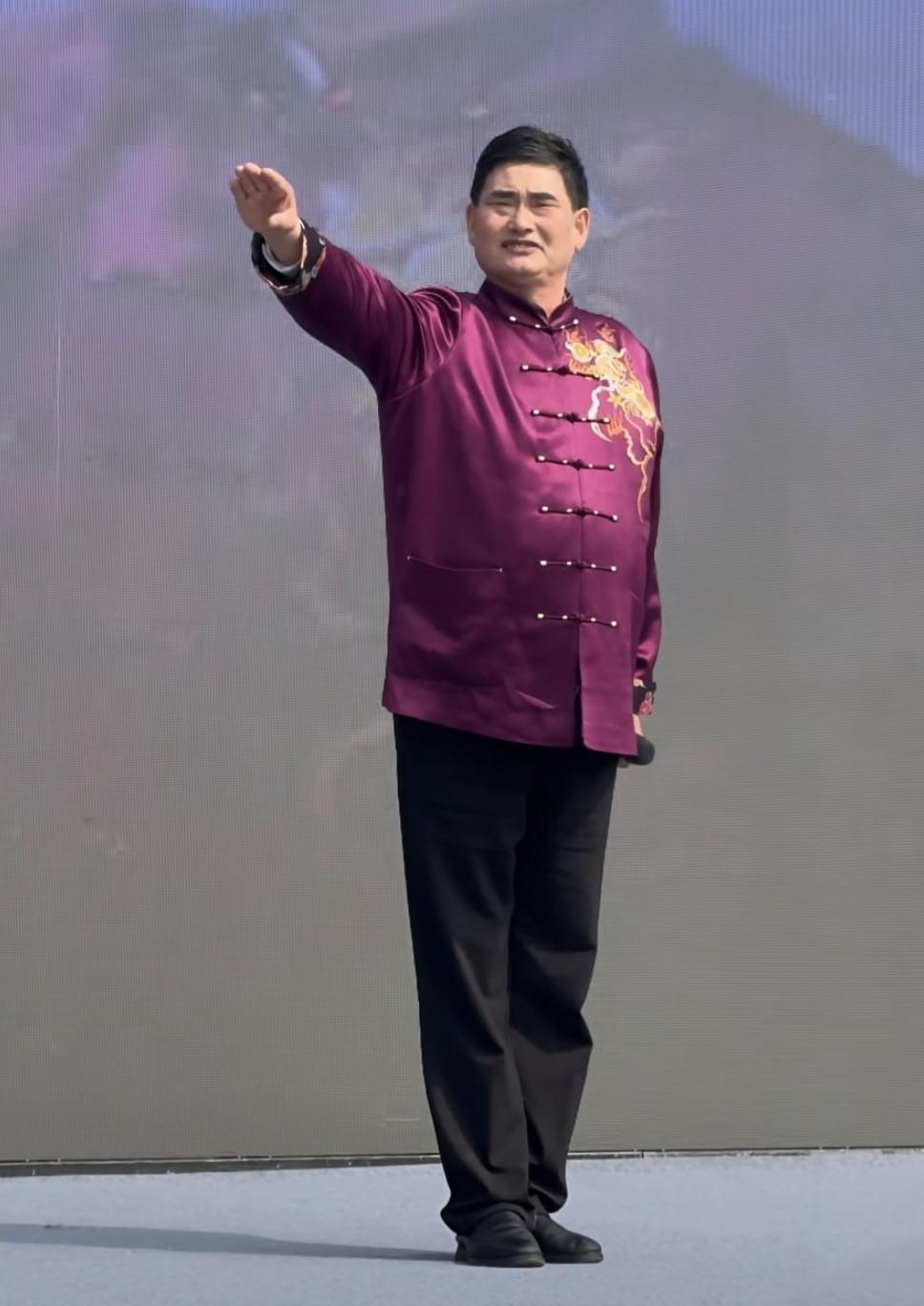 大衣哥变成了“大肚哥”！体型变了，歌声不变，依旧是那么好听！