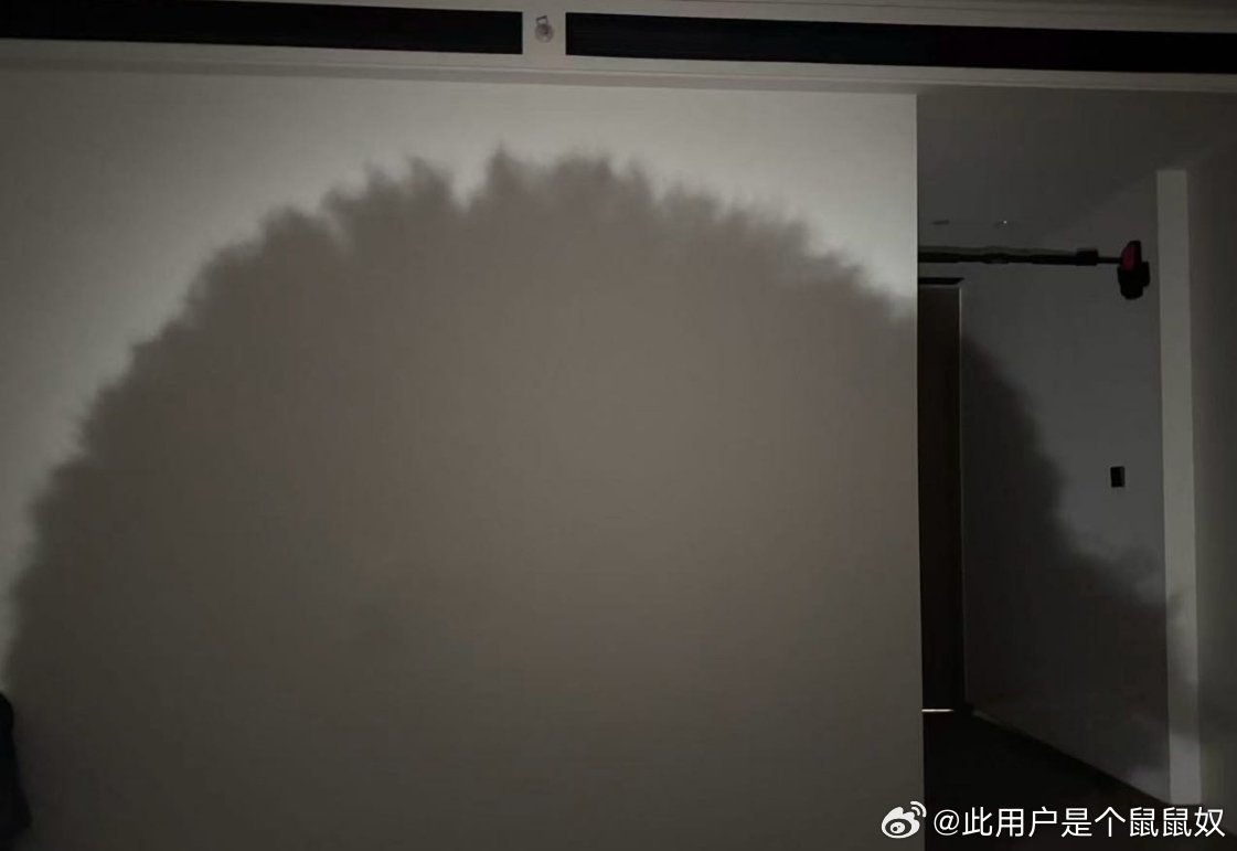 左奇函和奇丝说要剪寸头 然后… ​​​