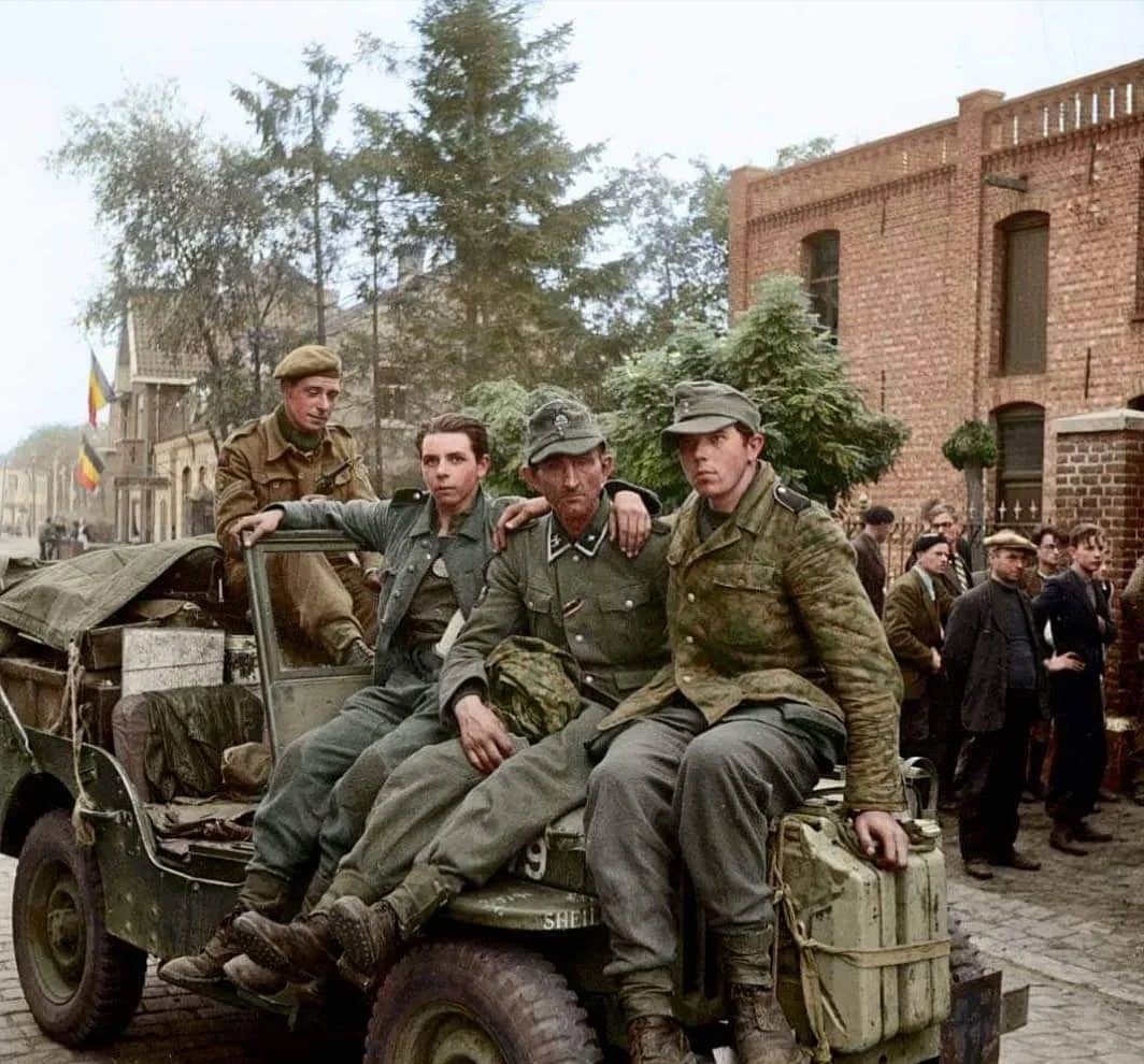 1944年9月21日，在比利时哈蒙·阿谢尔，坐在美军吉普车的引擎盖上的...
