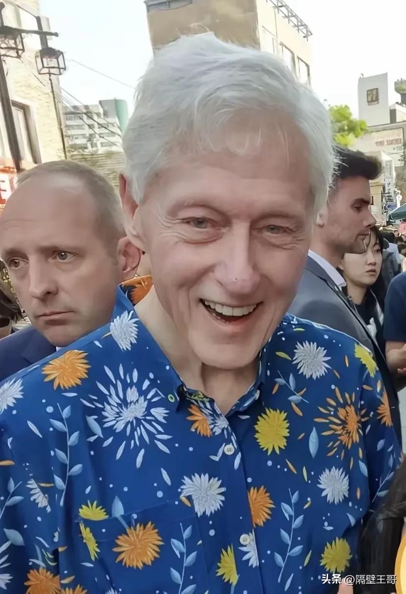 大家看看，这还是那个意气风发，风流倜傥的前美国总统克林顿吗？

人不服老不行。人
