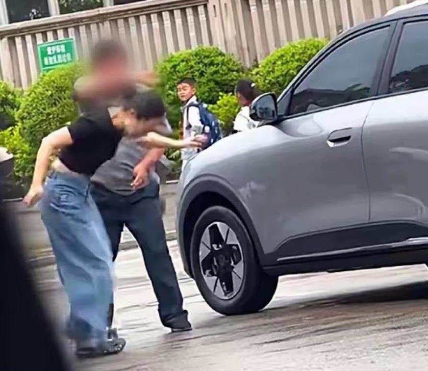 4月22日，福建三明永安市某小学门口，一段女司机脚踹保安、被反手扇耳光的视频突然