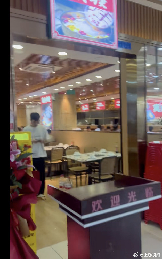 【#莫氏鸡煲分店开业客流不及预期#？五一当天超100桌顾客等位，店方：现在很多人