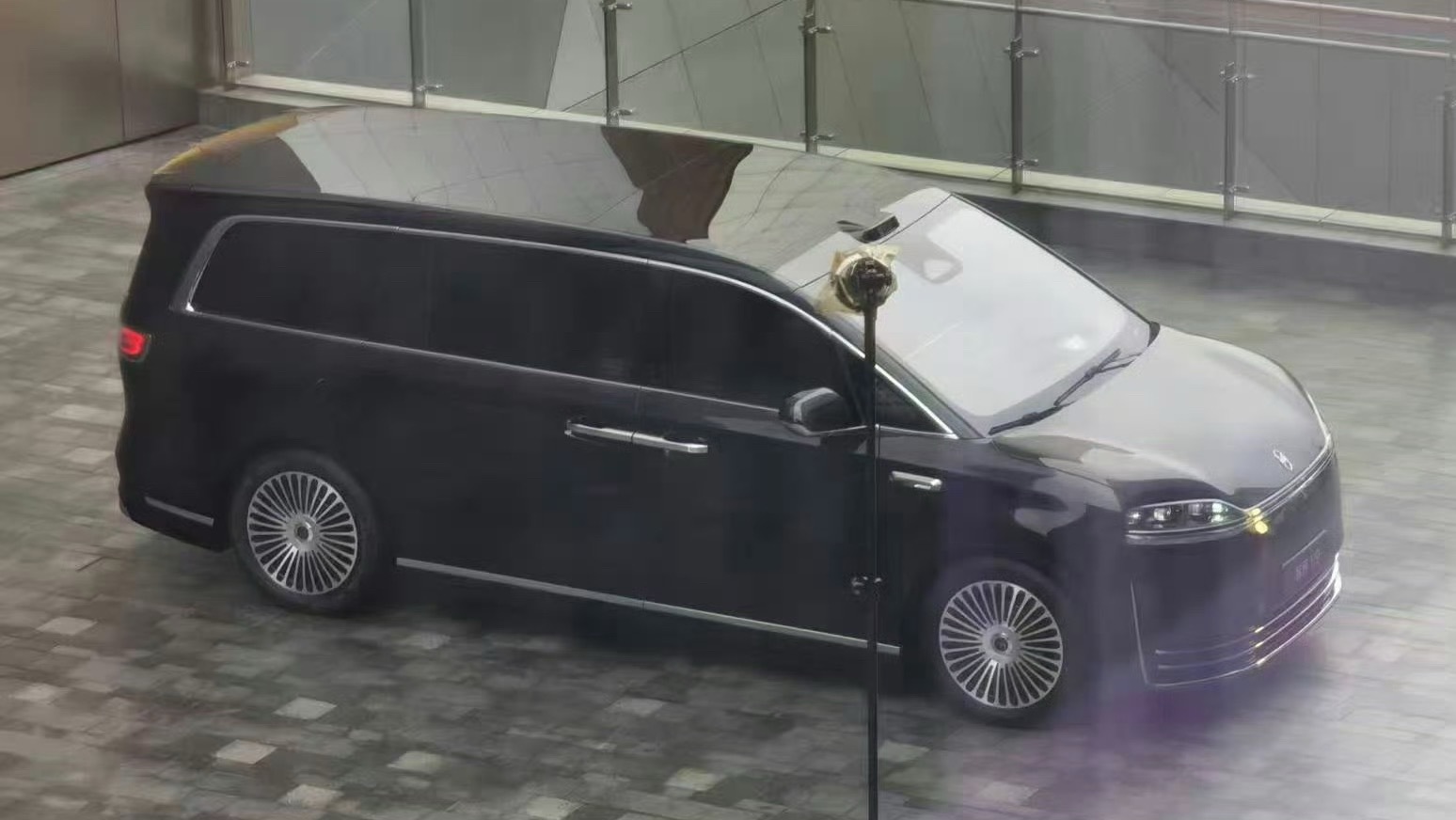 鸿蒙智行首款mpv智界v9曝光 实车曝光，这台我一直认为鸿蒙智行最应该做的车型终