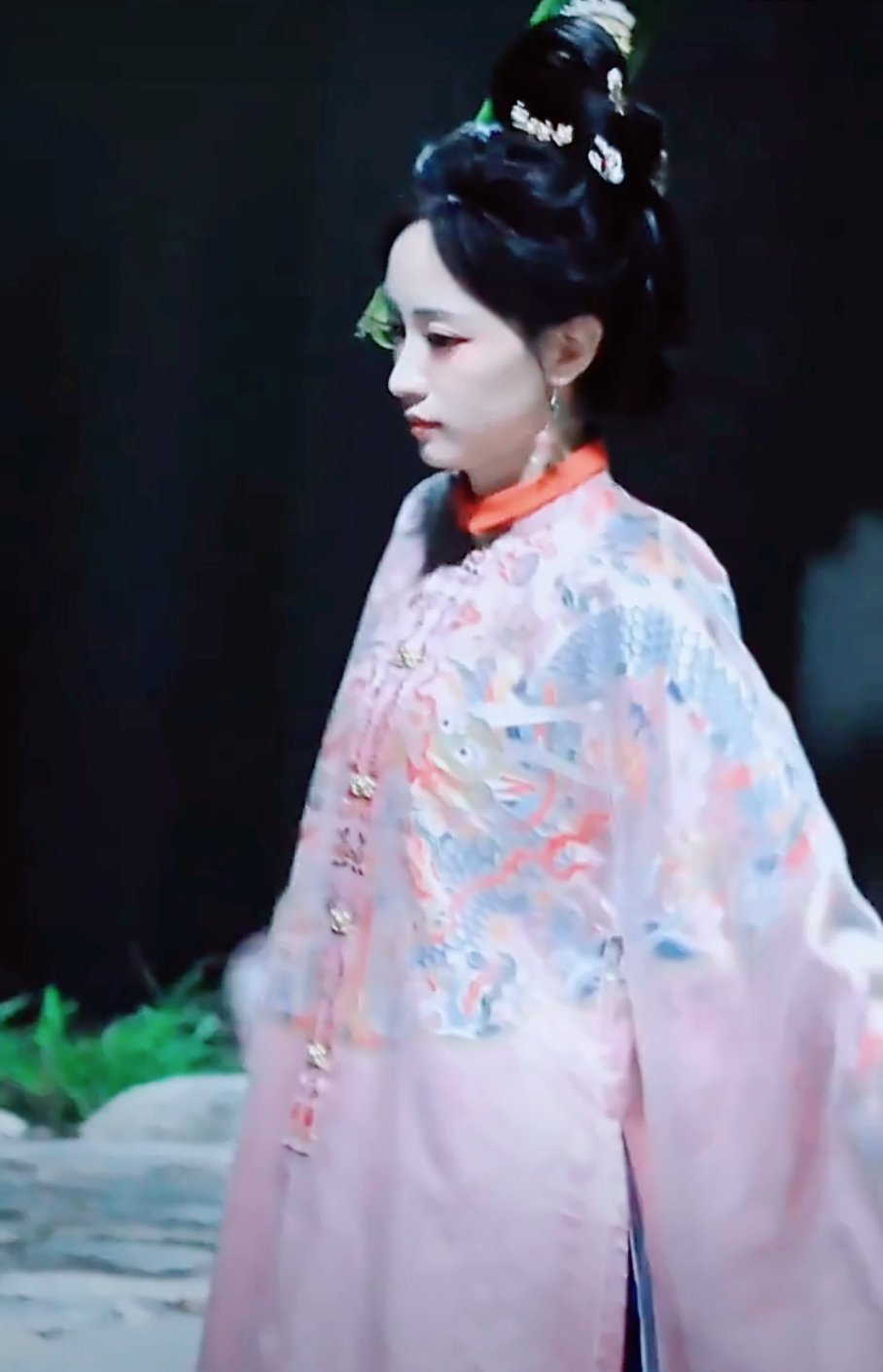 何宣林进组万花世界，这剧情走向，真是比剧本还精彩！前脚刚在《浪姐》淘汰，后脚无缝