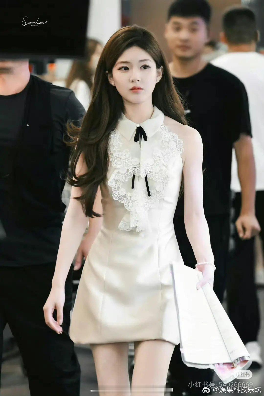 赵露思新代言还挺适合她的，很好看 ​​​