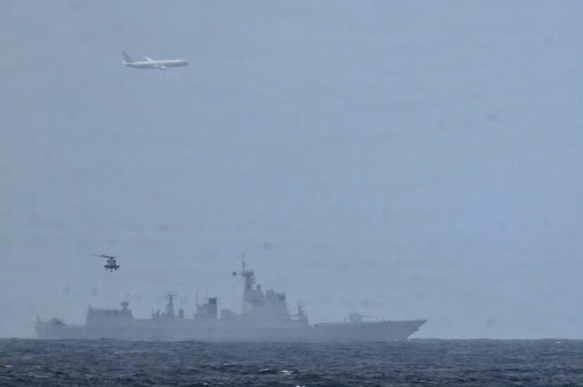 巴士海峡附近，最终美国海军的中国052D驱逐舰与美方P-8A反潜巡逻机和MH-6