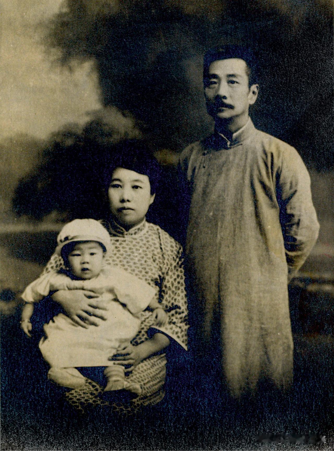 1927年，中山大学教务主任兼文学系主任鲁迅及其第二任妻子许广平、儿子周海婴的合