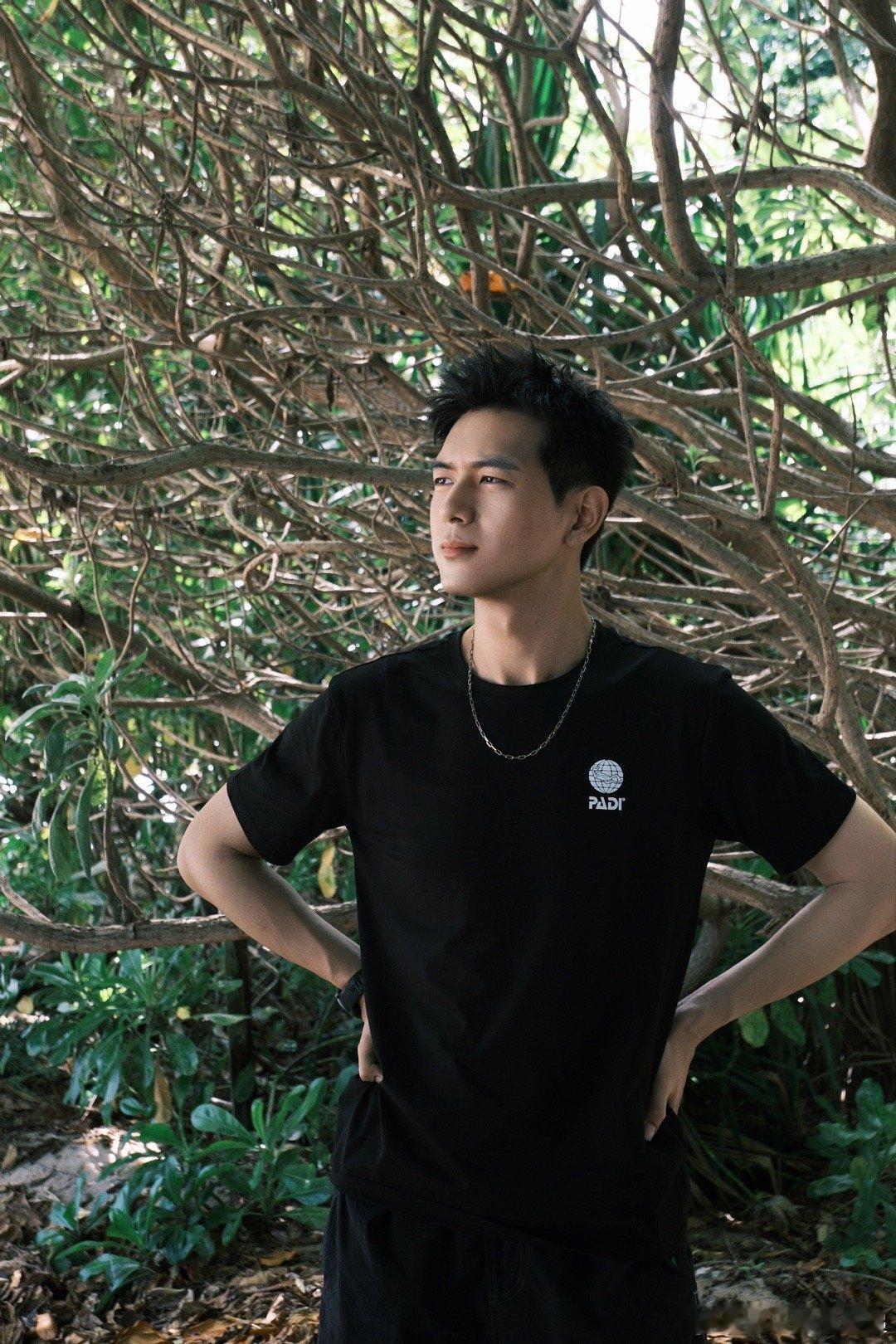 终于等到李现重回内娱的一集 李现重回内娱的第一场活动就杀疯了，从容自信举手投足都